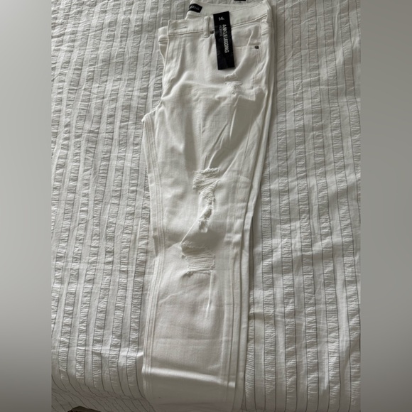 Express White Distressed Jeans - Picture 1 of 8